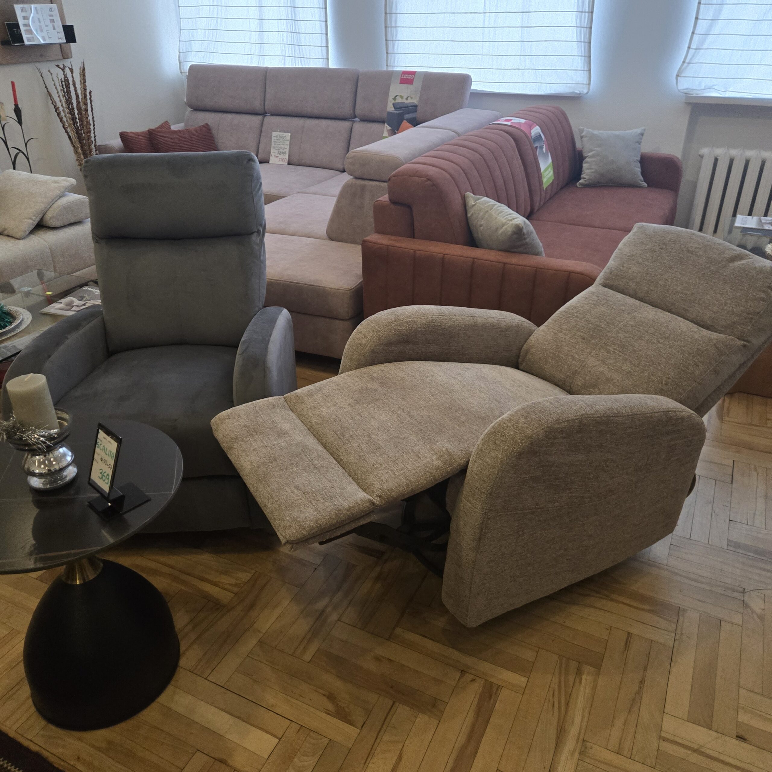 Fotel z relaksem obrotowo bujany